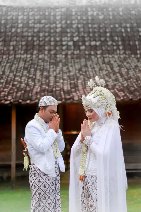 Foto sampul undangan Aifa & Totok