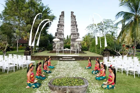 Foto sampul undangan Lya & Hendra