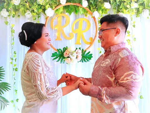 Foto sampul undangan Rifka & Robert
